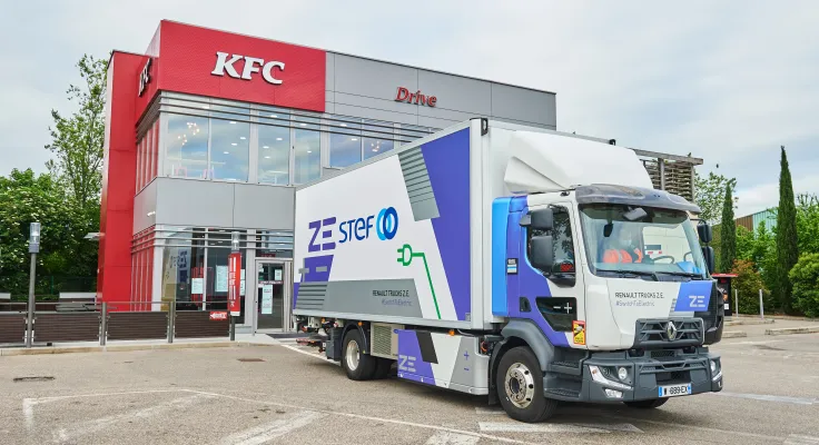 Camion STEF ZE devant un restaurant KFC